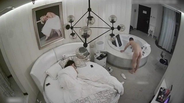 Secretly filmed in a luxury room of a love hotel, a very capable man with glasses fucked him from bed to the bathtub while he stood and fucked quickly