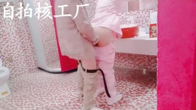 若くて美しい見習い看護師は、クライアントのトイレに付き添い、前立腺の解毒を手伝ってくれます。彼女は本当に思いやりがあります。