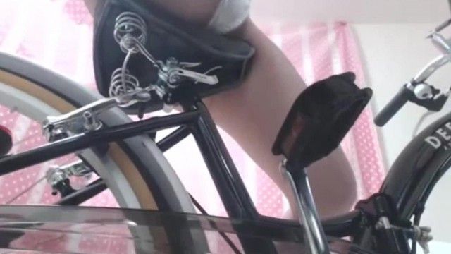妹妹在家练习骑脚踏车，小穴被顶住感觉都来了