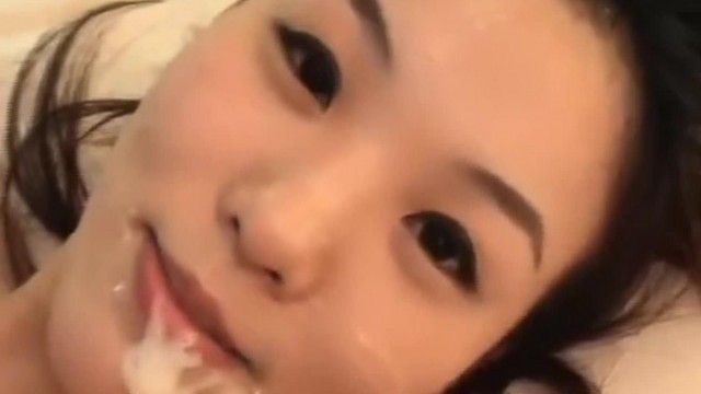 女友最喜欢我颜射了，看她吞精的时候，我想多射一点