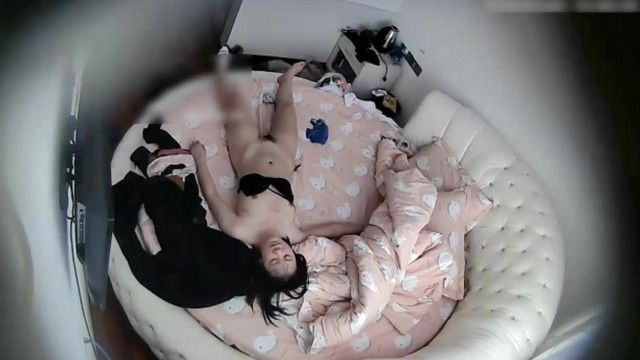 白嫩漂亮的大学美女刚进房间就被男友扑倒扯掉裤子强行啪啪