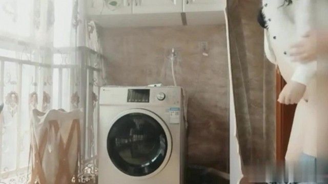 セクシーな弟が昼休みにS級体型のセクシーなお姉さんに誘惑され、ジーンズを脱がされてバックから犯されるホームコメディです。
