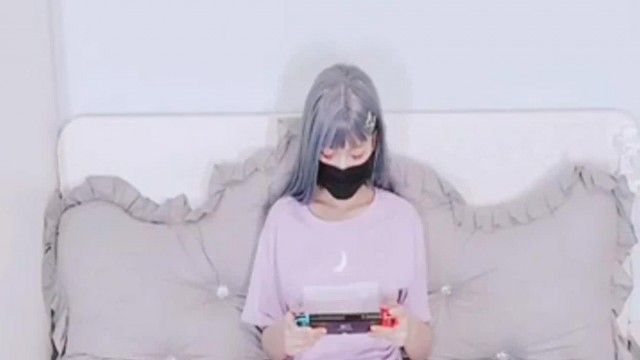二次元萌妹白襪襪格羅丫-愛玩遊戲的灰髮姬