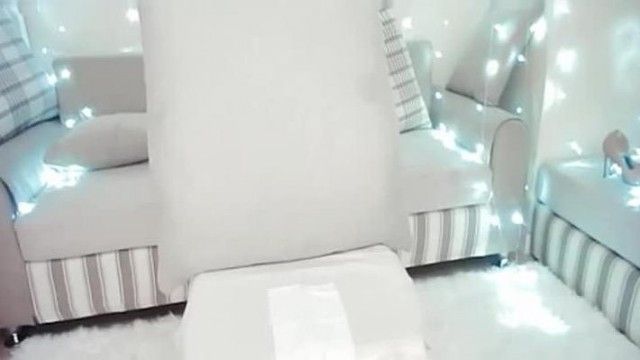 UT骚货女神佩琦(小FUN)学生装性感黑丝一对一