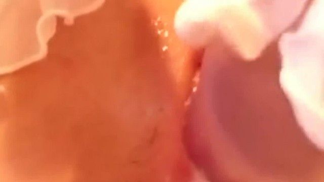 귀여운 백호 로리에는 이중 구멍이 삽입되어 백즙이 새어 나옵니다.
