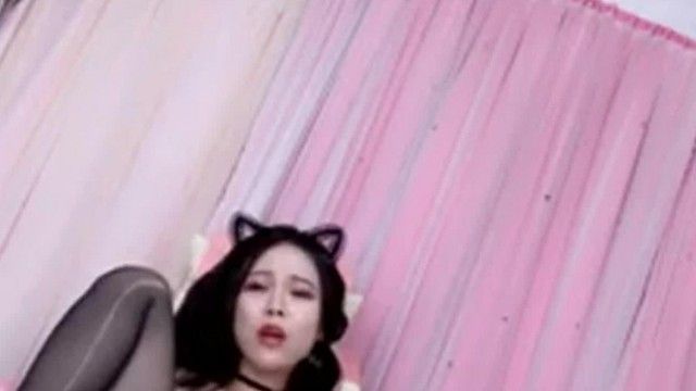 高颜值白虎萌妹子大白美乳道具自慰性感绿衣黑丝淫语骚话道具自慰高潮喷水