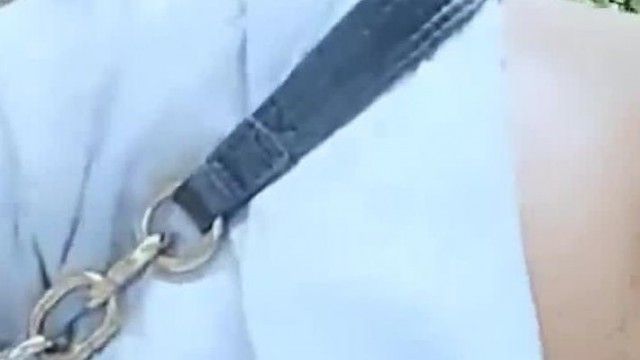청순한 외모의 소녀가 실제로 공원에서 노인을 유혹하고 화장실에 가서 훈련을 시켰다는 사실이 믿기지 않는다.