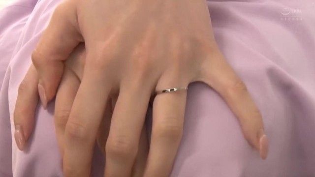 結婚 6 年後，無性且沮喪的住宅區妻子首次與丈夫一起進行 AV 首次亮相，丈夫騎著媽媽的自行車帶著孩子來到拍攝現場。