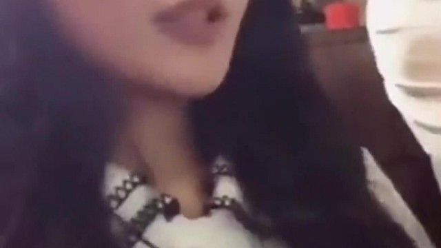 漂亮主播餐厅露出还随机勾引单身汉真的大胆