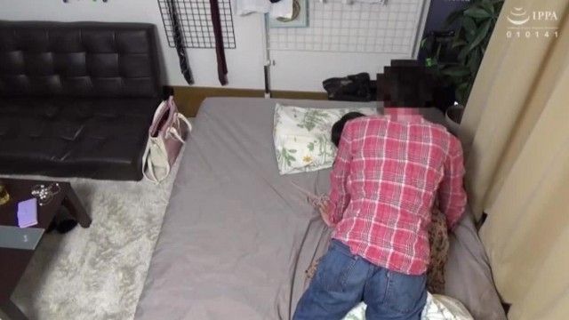 街中で無防備な奥さんの会話を拾い、酒とチンポを使って誘惑し、性欲の強い本性を曝け出す！