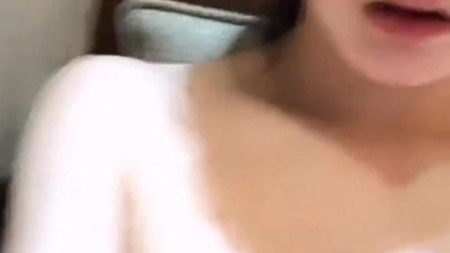 36D 美乳を持つイケメンの新人が自分自身を触って、とても魅力的な大きな白い胸を見せびらかします。彼女は彼女のマンコに触れ、毛がたくさんあります。