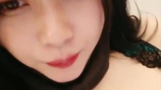 【流出中国アンカー】若い女の子の短いオナニー動画、彼女のオマンコは白濁の精液でいっぱいで勢いよく流れ出ている