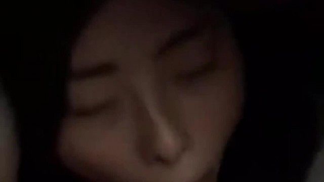 妹子在网咖躲在桌下帮男友吹老二