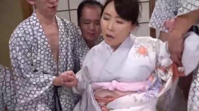 温泉旅馆的老板娘，超级的漂亮哦，可惜了。。为了生意就这样被干了