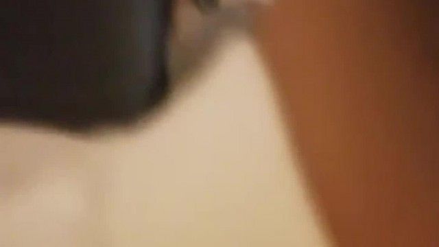 美しい少女がマッサージ店の生放送で男性技術者を誘惑
