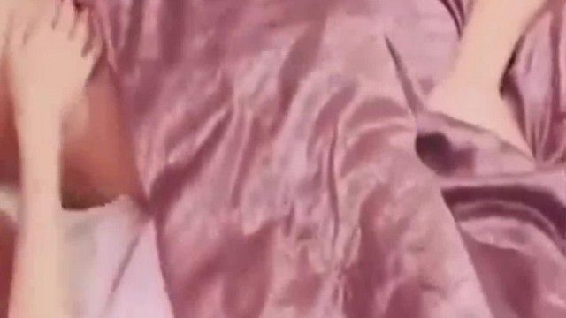 ホームコメディでは、ホテルに住んでいるいとこが酔っ払ったので、義理の弟の布団を剥がし、いとこの隣で義理の弟と関係を持ちます。