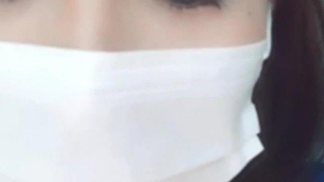 童顔で巨乳のかわいい女の子がオナニーをして全過程で叫び声を上げます。彼女の胸は大きくて揺れています。