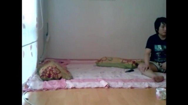 妹妹的同學很清純漂亮直接騙到出租屋先舔後草