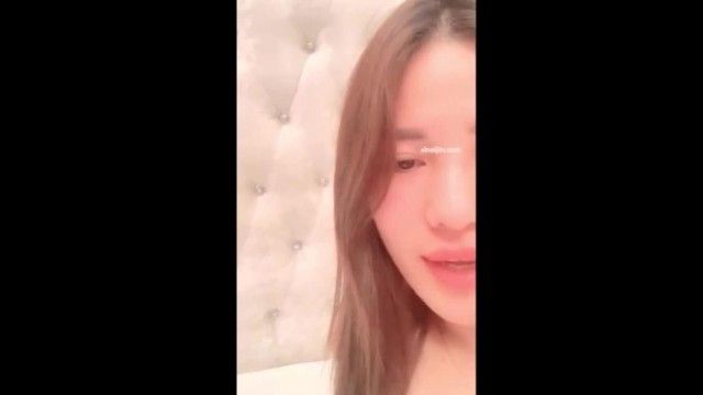 マッチョな男は、美しい脚とストッキングを持つ 2 人の若い女性を交互に犯します。彼らの親友はとても女性的です。