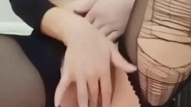 鄰家小美眉芊芊黑絲誘惑 指姦騷逼淫水很多呻吟浪叫不止想被哥哥