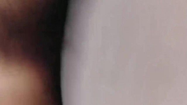 インターネット有名人のリウ・ティンは、部屋で寝ているときに起こされた娘と父親の近親相姦のうめき声との素晴らしい対話を見事に演じた。
