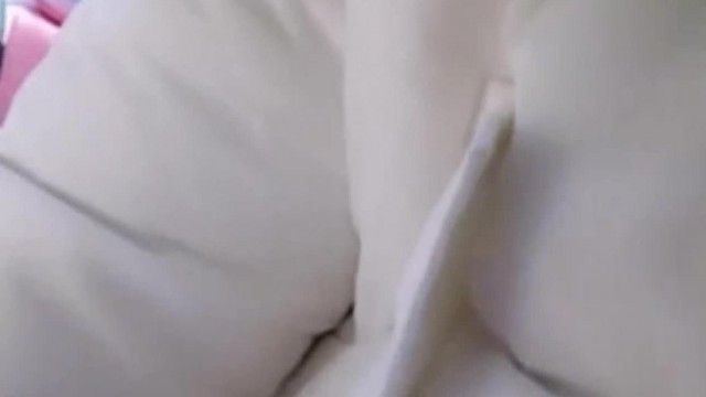 两个农村留守骚妇小姑子和嫂子勾引生产队里护林员一起小树林双飞
