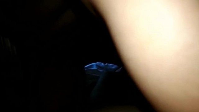 3Pでホテルの部屋の女将が2人の巨根を楽しませるためにポルノ映画を見せ、交代でセックスする