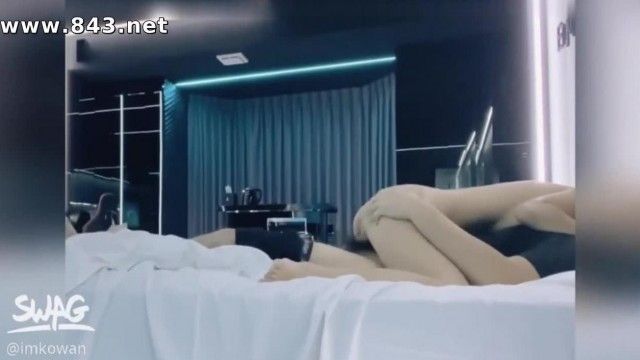 台湾SWAG『imkowan』圣诞特辑 满足粉丝拆礼物的愿望 化身小麋鹿一件件撕开丝带 美汁嫩穴随意你玩弄