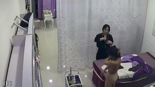 물리 치료를 받고 있는 예쁜 소녀를 감시하기 위해 보건소 웹캠을 깨뜨렸습니다.
