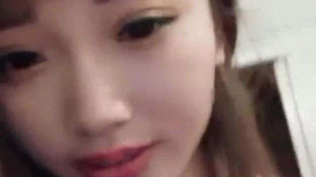 极骚的大眼萌系少女直播勾引闺蜜的四眼网瘾少年