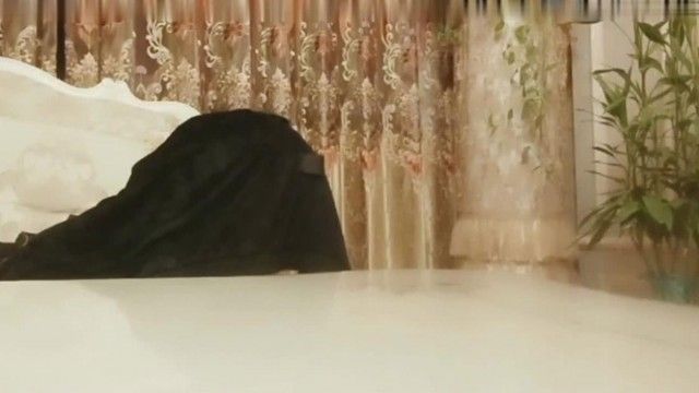 【姉と弟のセックス実録】欲情した弟がシャワーを浴びたばかりの姉を犯し、サスペンダースカートを履いた姉の美尻を後ろから激しく犯され絶叫。透かしなしの高解像度 720P バージョン。