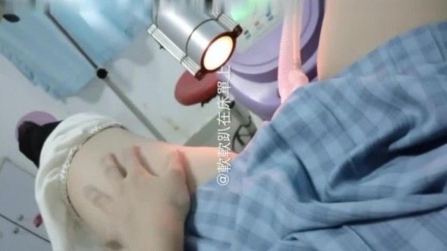 极品美乳美少女软软趴在床单上之铃木美咲伊人医院大尺度露出 医学道具插下体 高清720P完整版