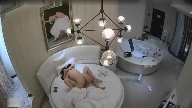 容姿も体型も良い女子大生が彼氏に誘われ、服を脱いで帰ろうとしたところ、ベッドに連れ込まれ、2回目はとても協力的でした。