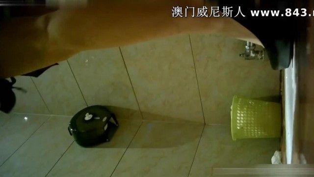 外站流出国内云上会所高清系列花内裤高跟靓妹尿太急射到了鞋子上