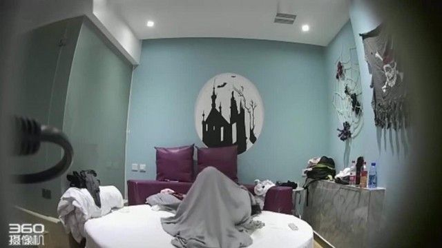 大学生のカップルが学校の近くのお城でセックスします。最後に女の子は激しくセックスします。セックスの後、彼らは一緒にスナックを食べます。