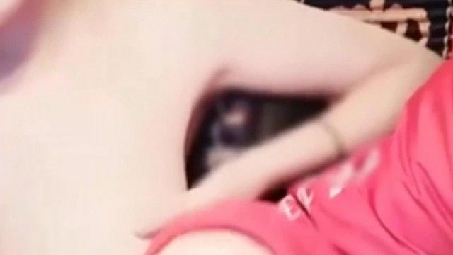 グリーン放送で稼げずポルノ放送に転向した20歳の天然パパイヤ巨乳で可愛い美人キャスターが夜の車の中でセックスパートナーとセックス