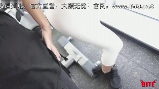 留学生刘玥的闺蜜汪珍珍在健身会所练瑜伽被洋老外康爱福撕破练功裤啪啪白虎馒头逼口爆