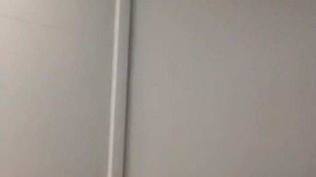 A good-looking girl in uniform performs a seductive fan dance. She opens her thong vibrator and uses a vibrating prop to thrust into the bathroom and take a shower. It's very tempting. If you like it, don't miss it.