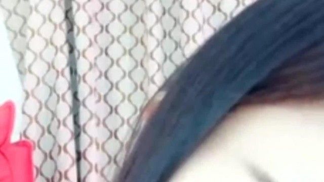 スレンダーでセクシーな脚の長い女子アナが、第二部では椅子の上で小道具に指を当ててオナニーをします。