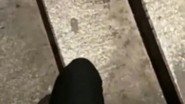 骚气逼人的少妇主播糖糖大冷天户外勾搭个没啥性经验的菜鸟开房鸳鸯浴后啪啪