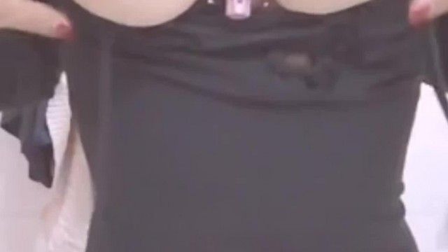 個人的なおもちゃに劣らないネットセレブ女子アンナは、細い腰と大きな乳首を吸われて舐められているようです。