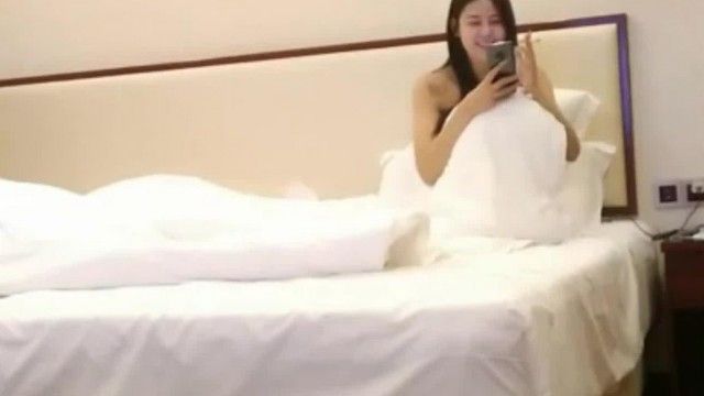 正妹大学生口技熟练上位狂摇～男生爽到狂喊：「叫爸爸！」