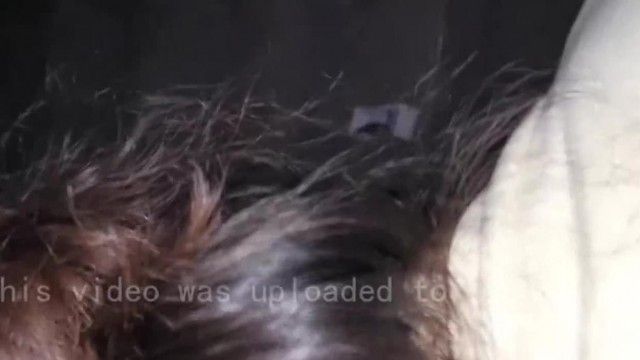 眼镜小骚货半夜慾火来了挡不住，订不到房只好到附近楼梯间解决～