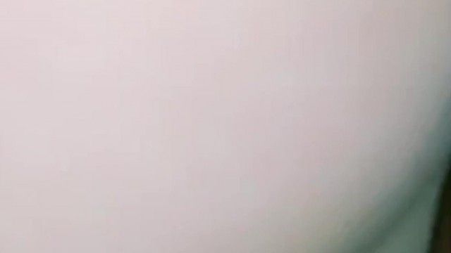 雪白性感的电臀小美女。看到肉棒就骑上去使劲摇～