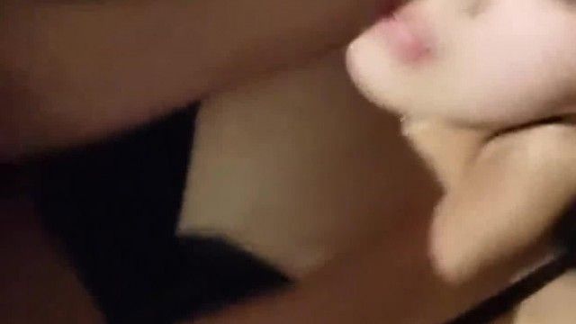 长髮美女雪儿粉和男粉丝在网吧厕所约啪，爽到高潮但不敢叫出太刺激～