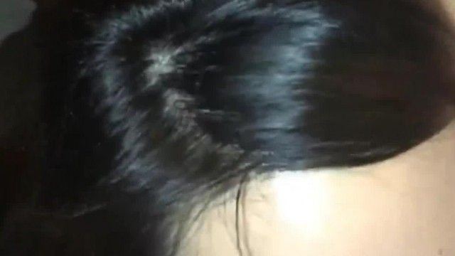 美しい小さなガールフレンドは、彼に餌を与えるためだけでなく、顔全体にザーメンを与えるためにチンポを食べます~