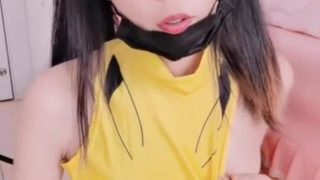 推特网红小仙云儿穿皮卡丘紧身衣自抠小穴，还舔自己的淫水～