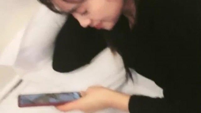 和黑衣漂亮妹子约啪啪，看她被操得爽到受不了的表情真诱人～