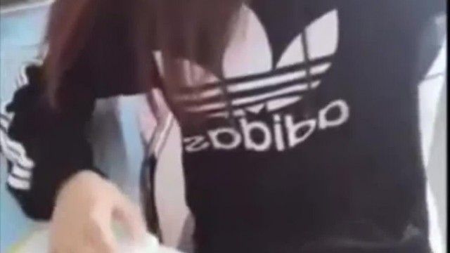 兄はわざわざ服を脱いで妹に宿題を教えてくれました～妹は本当に正しいです！