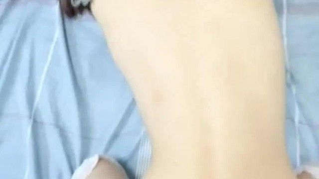 날씬한 창녀는 두 남자가 마음대로 놀았고, 그녀의 자지는 질내 사정하기 위해 콘돔없이 그녀의 부드러운 보지에 좆되었습니다 ~